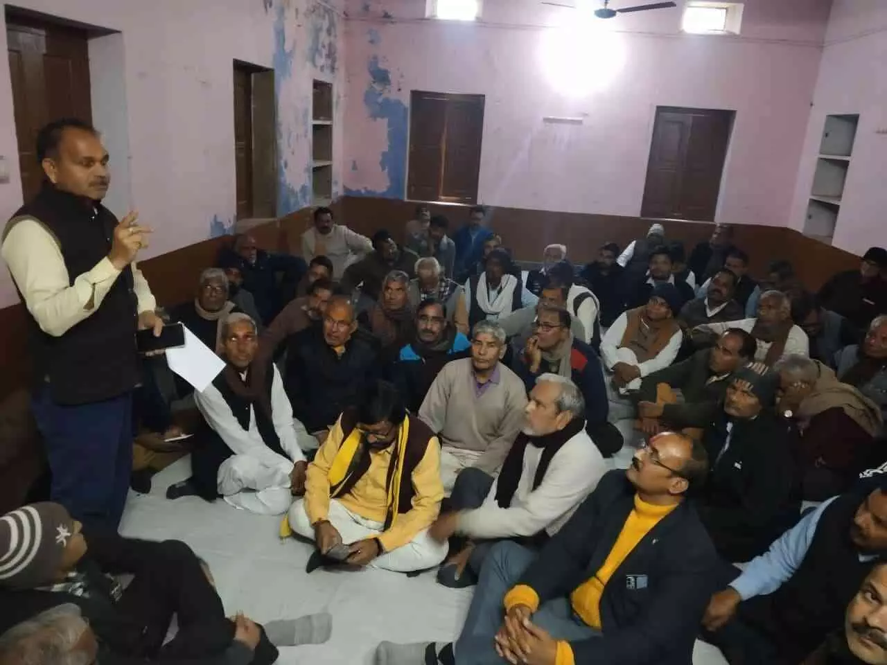 हिंडौन सिटी की धर्मशाला में यूजीसी रेगुलेशन एक्ट के विरोध में बैठक करते सवर्ण समाज के पदाधिकारी और नागरिक। हिंडौन सिटी की धर्मशाला में यूजीसी रेगुलेशन एक्ट के विरोध में बैठक करते सवर्ण समाज के पदाधिकारी और नागरिक।
