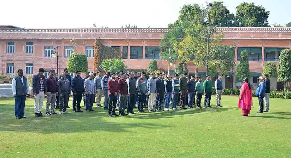 जयपुर के लोकभवन में महात्मा गांधी की पुण्यतिथि पर मौन धारण कर श्रद्धांजलि देते अधिकारी और कर्मचारी। जयपुर के लोकभवन में महात्मा गांधी की पुण्यतिथि पर मौन धारण कर श्रद्धांजलि देते अधिकारी और कर्मचारी।