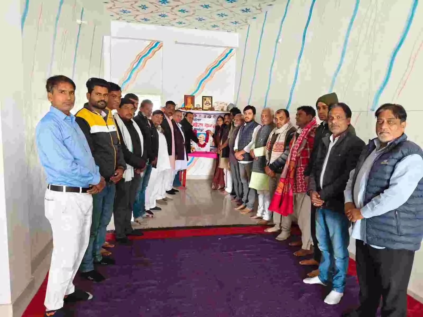 सवाई माधोपुर जिला मुख्यालय पर महात्मा गांधी के चित्र पर पुष्प अर्पित करते कांग्रेस कार्यकर्ता। सवाई माधोपुर जिला मुख्यालय पर महात्मा गांधी के चित्र पर पुष्प अर्पित करते कांग्रेस कार्यकर्ता।