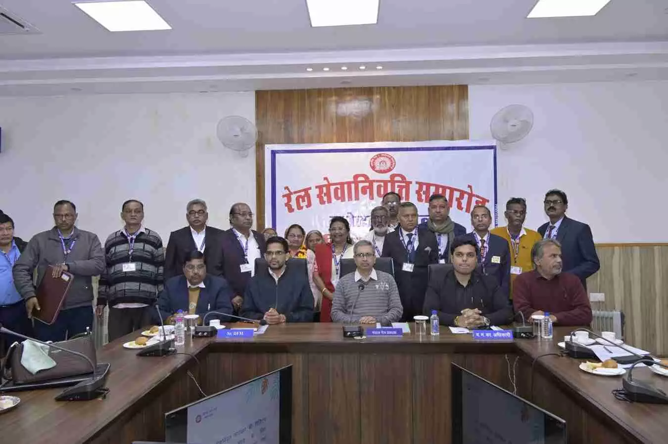 कोटा मंडल कार्यालय में डीआरएम अनिल कालरा सेवानिवृत्त रेलकर्मियों को विदाई समारोह में सम्मानित करते हुए। कोटा मंडल कार्यालय में डीआरएम अनिल कालरा सेवानिवृत्त रेलकर्मियों को विदाई समारोह में सम्मानित करते हुए।