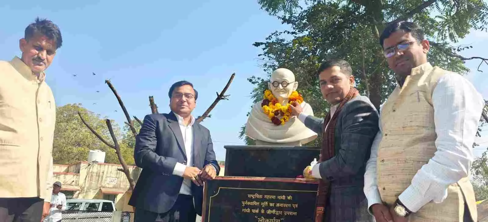 गंगापुर सिटी में महात्मा गांधी की प्रतिमा पर माल्यार्पण करते प्रशासनिक अधिकारी और उपस्थित कार्मिक।