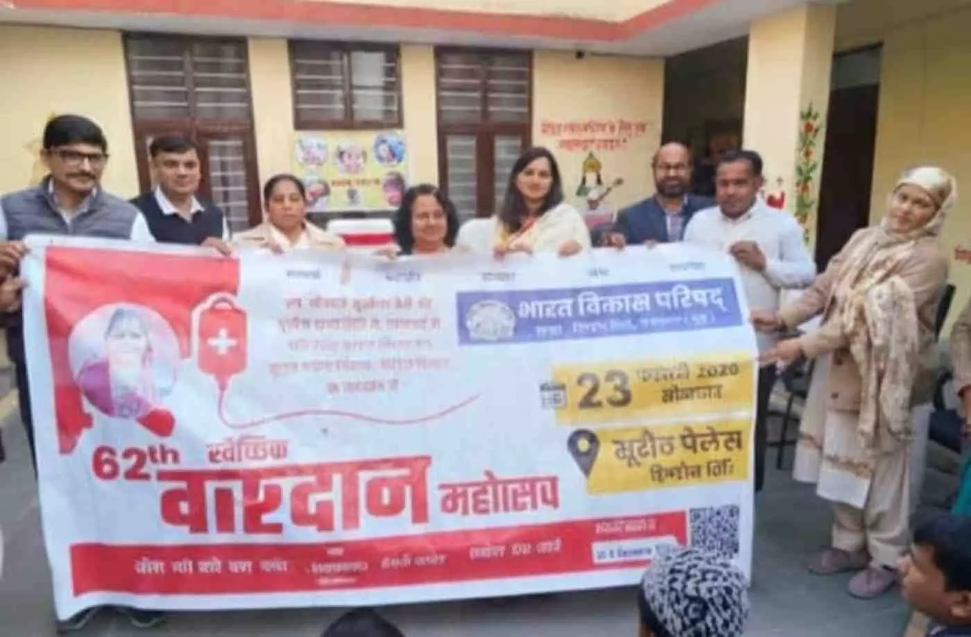 हिण्डौन सिटी में जिला न्यायाधीश द्वारा स्वैच्छिक रक्तदान शिविर के बैनर का विमोचन किया जा रहा है।