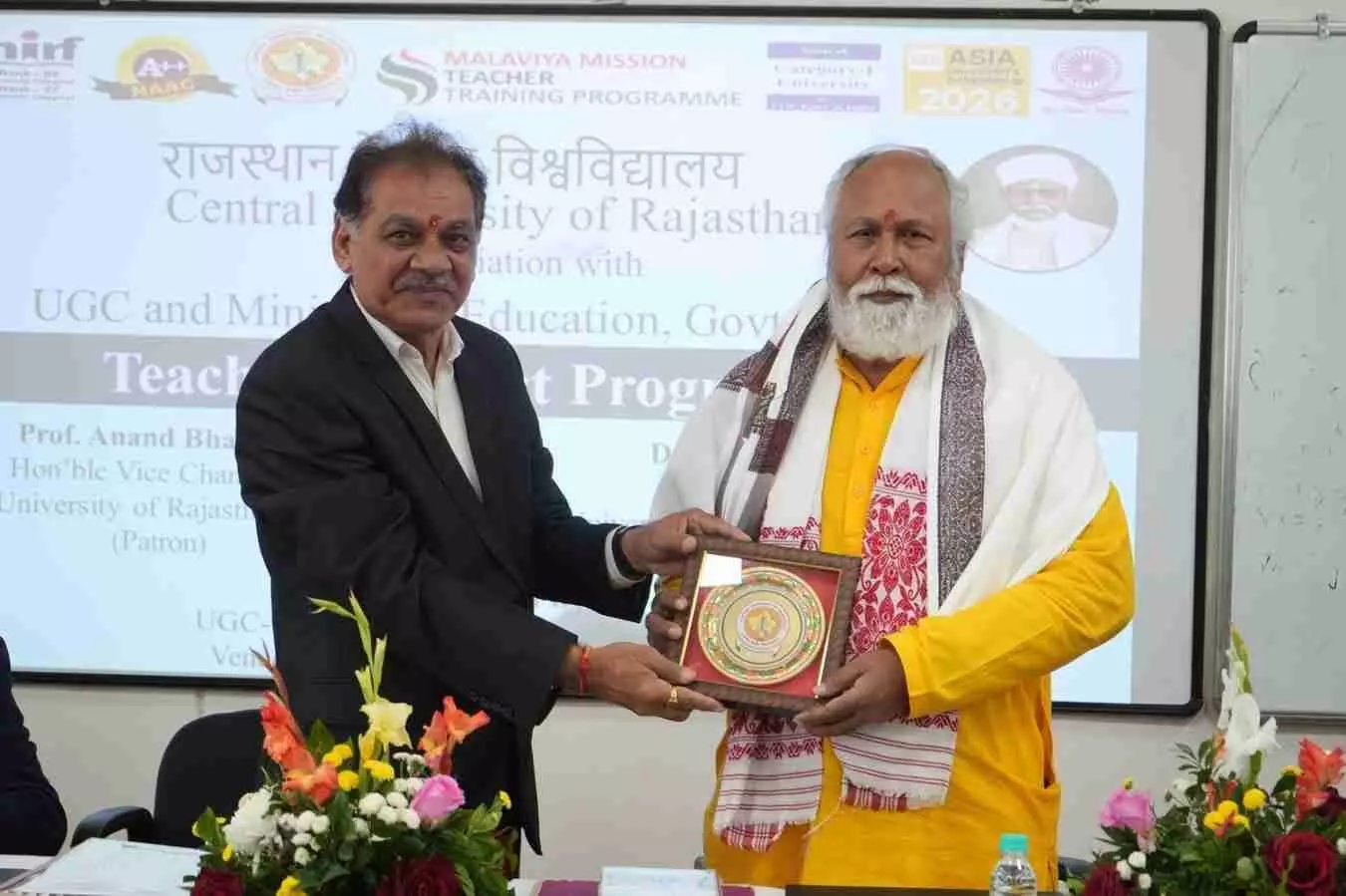 राजस्थान केन्द्रीय विश्वविद्यालय के सभागार में शिक्षक कनेक्ट कार्यक्रम के दौरान मंच पर बैठे विशिष्ट अतिथि और शिक्षाविद। राजस्थान केन्द्रीय विश्वविद्यालय के सभागार में शिक्षक कनेक्ट कार्यक्रम के दौरान मंच पर बैठे विशिष्ट अतिथि और शिक्षाविद।