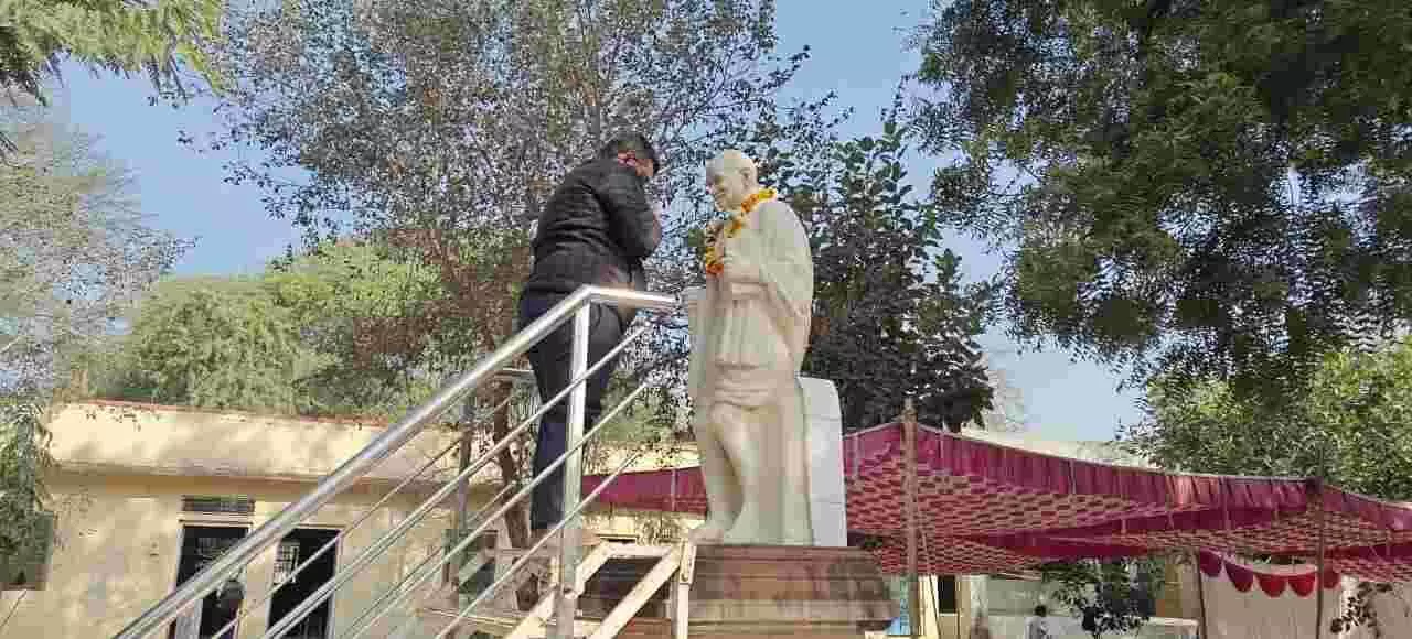 करौली के विद्यालय में जिला कलक्टर द्वारा महात्मा गांधी की प्रतिमा पर पुष्पार्पण का दृश्य। करौली के विद्यालय में जिला कलक्टर द्वारा महात्मा गांधी की प्रतिमा पर पुष्पार्पण का दृश्य।