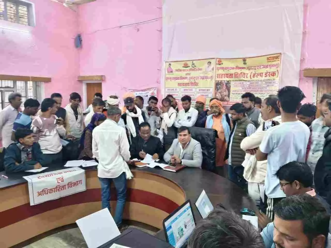 करौली में आयोजित सहायता शिविर में घुमंतू समुदाय के लोग दस्तावेज पंजीकरण के लिए कतार में खड़े दिखाई दे रहे हैं। करौली में आयोजित सहायता शिविर में घुमंतू समुदाय के लोग दस्तावेज पंजीकरण के लिए कतार में खड़े दिखाई दे रहे हैं।
