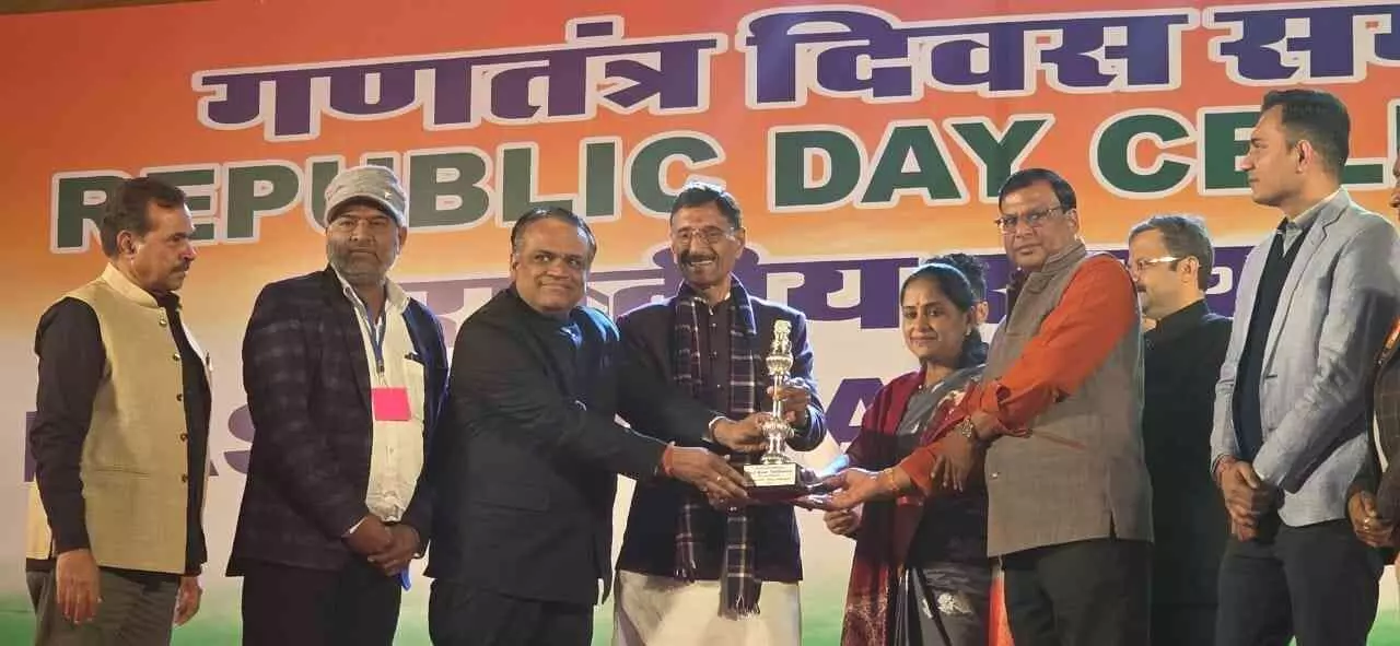 नई दिल्ली में रक्षा राज्यमंत्री संजय सेठ से पुरस्कार लेते प्रवीण गुप्ता और राजस्थान की झांकी टीम। नई दिल्ली में रक्षा राज्यमंत्री संजय सेठ से पुरस्कार लेते प्रवीण गुप्ता और राजस्थान की झांकी टीम।