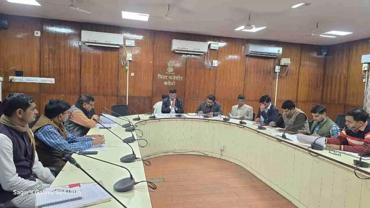 करौली कलेक्ट्रेट सभागार में रोल पर्यवेक्षक और निर्वाचन अधिकारी मतदाता सूची पुनरीक्षण की समीक्षा बैठक करते हुए। करौली कलेक्ट्रेट सभागार में रोल पर्यवेक्षक और निर्वाचन अधिकारी मतदाता सूची पुनरीक्षण की समीक्षा बैठक करते हुए।