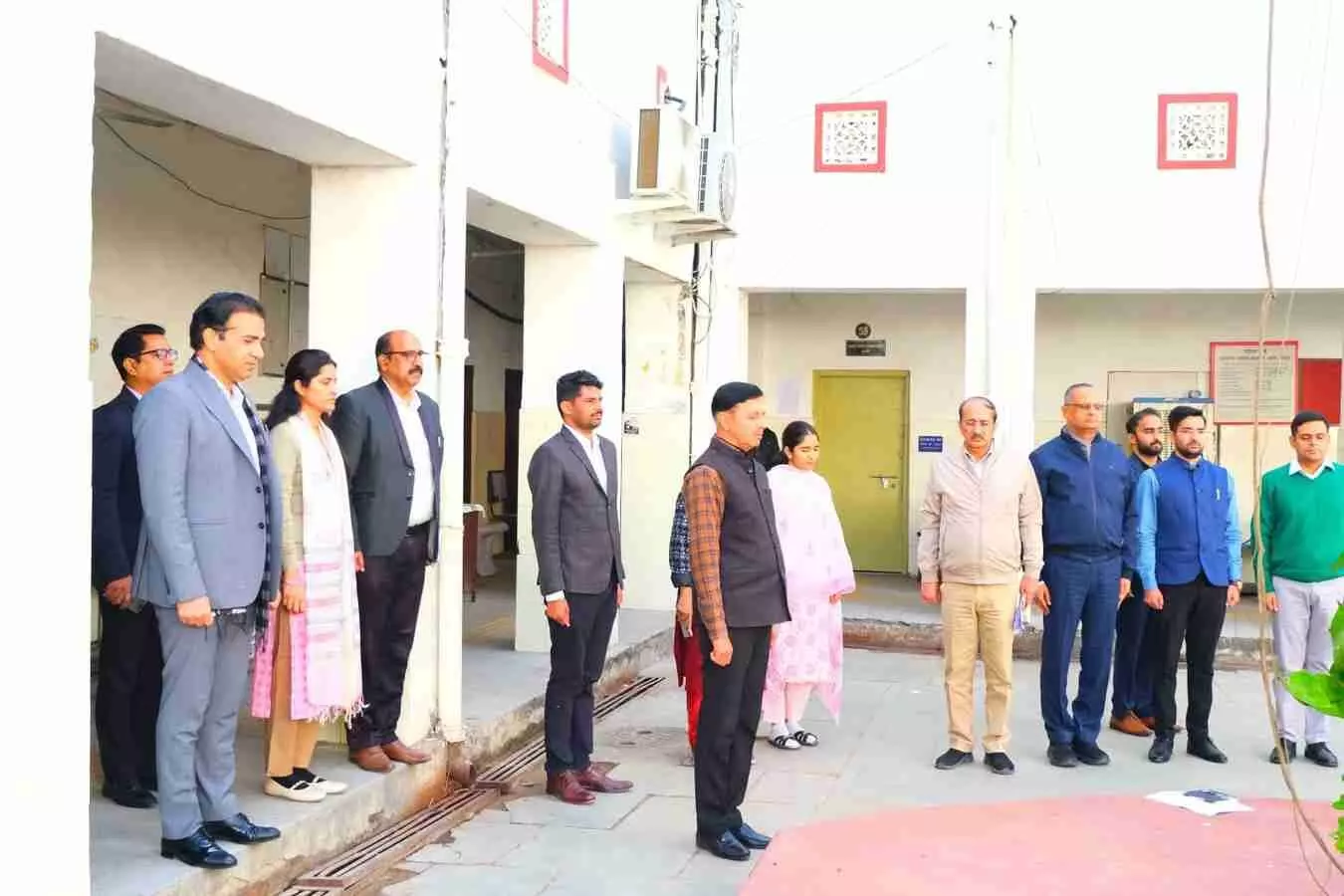 जयपुर जिला कलेक्ट्रेट में महात्मा गांधी की पुण्यतिथि पर सामूहिक मौन रखते जिला कलक्टर और अधिकारी। जयपुर जिला कलेक्ट्रेट में महात्मा गांधी की पुण्यतिथि पर सामूहिक मौन रखते जिला कलक्टर और अधिकारी।