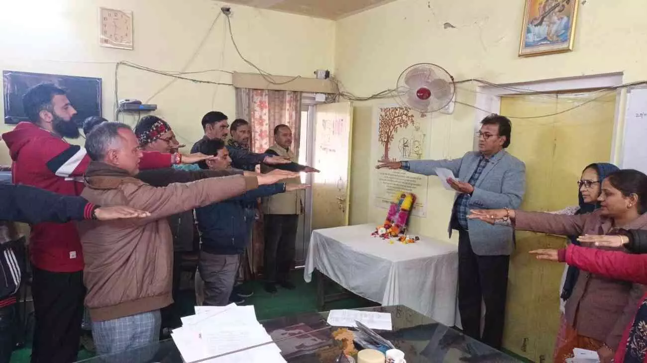 स्वास्थ्य भवन करौली में सीएमएचओ और स्वास्थ्य कर्मियों द्वारा कुष्ठ जागरूकता की शपथ लेने का दृश्य। स्वास्थ्य भवन करौली में सीएमएचओ और स्वास्थ्य कर्मियों द्वारा कुष्ठ जागरूकता की शपथ लेने का दृश्य।