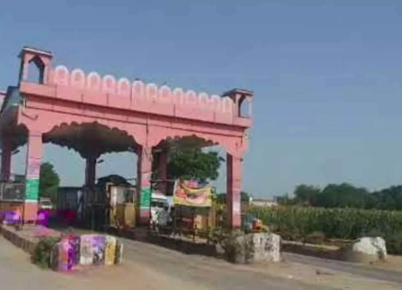 हिण्डौन करौली मार्ग पर स्थित टोल प्लाजा का दृश्य जहां नियमों के विरुद्ध अवैध वसूली की जा रही है। हिण्डौन करौली मार्ग पर स्थित टोल प्लाजा का दृश्य जहां नियमों के विरुद्ध अवैध वसूली की जा रही है।
