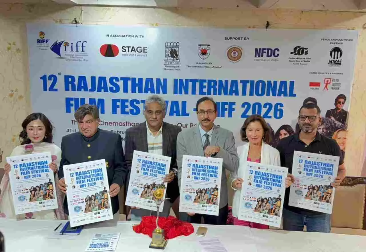 जोधपुर में राजस्थान इंटरनेशनल फिल्म फेस्टिवल 2026 के दौरान मंच पर दीप प्रज्वलन करते मुख्य अतिथि।