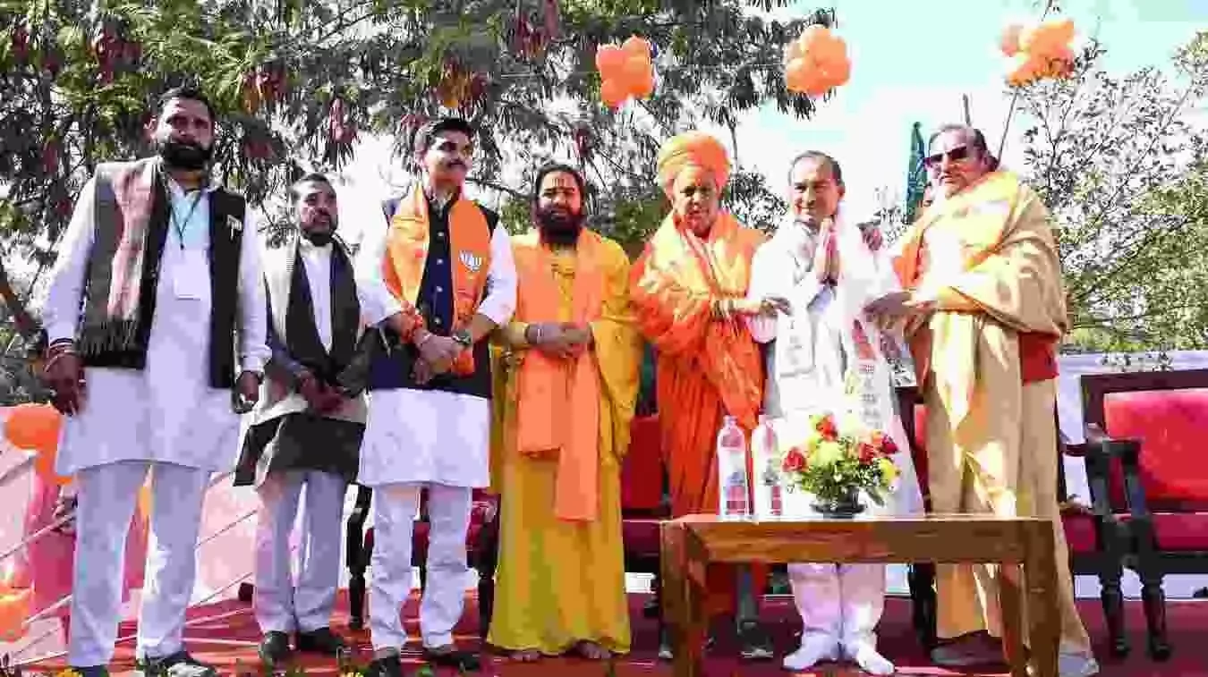 जयपुर में मंच पर भाषण देते भाजपा प्रदेश अध्यक्ष मदन राठौड़ और नवनियुक्त भाजयुमो अध्यक्ष शंकर गोरा।