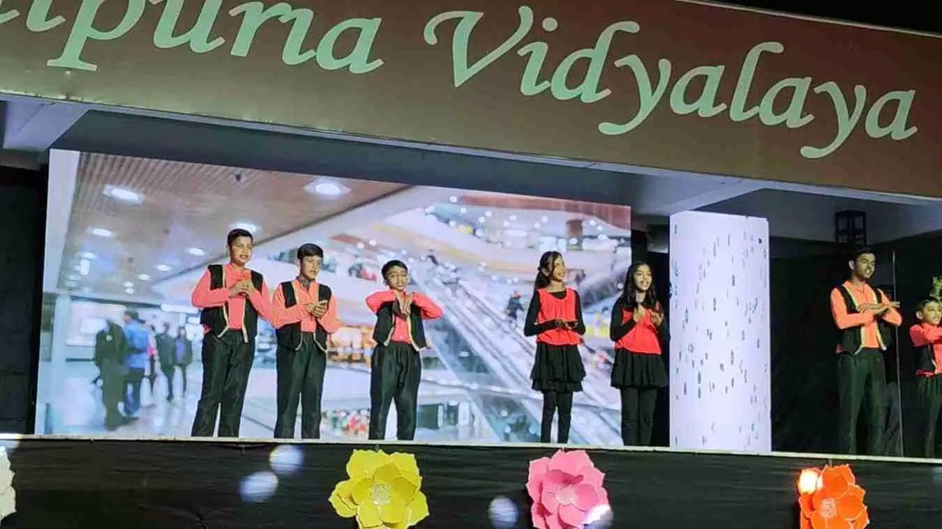 जयपुरिया विद्यालय के वार्षिक उत्सव में दीप प्रज्वलित करते मुख्य अतिथि राजेंद्र सिंह राठौड़ और शिक्षकगण।