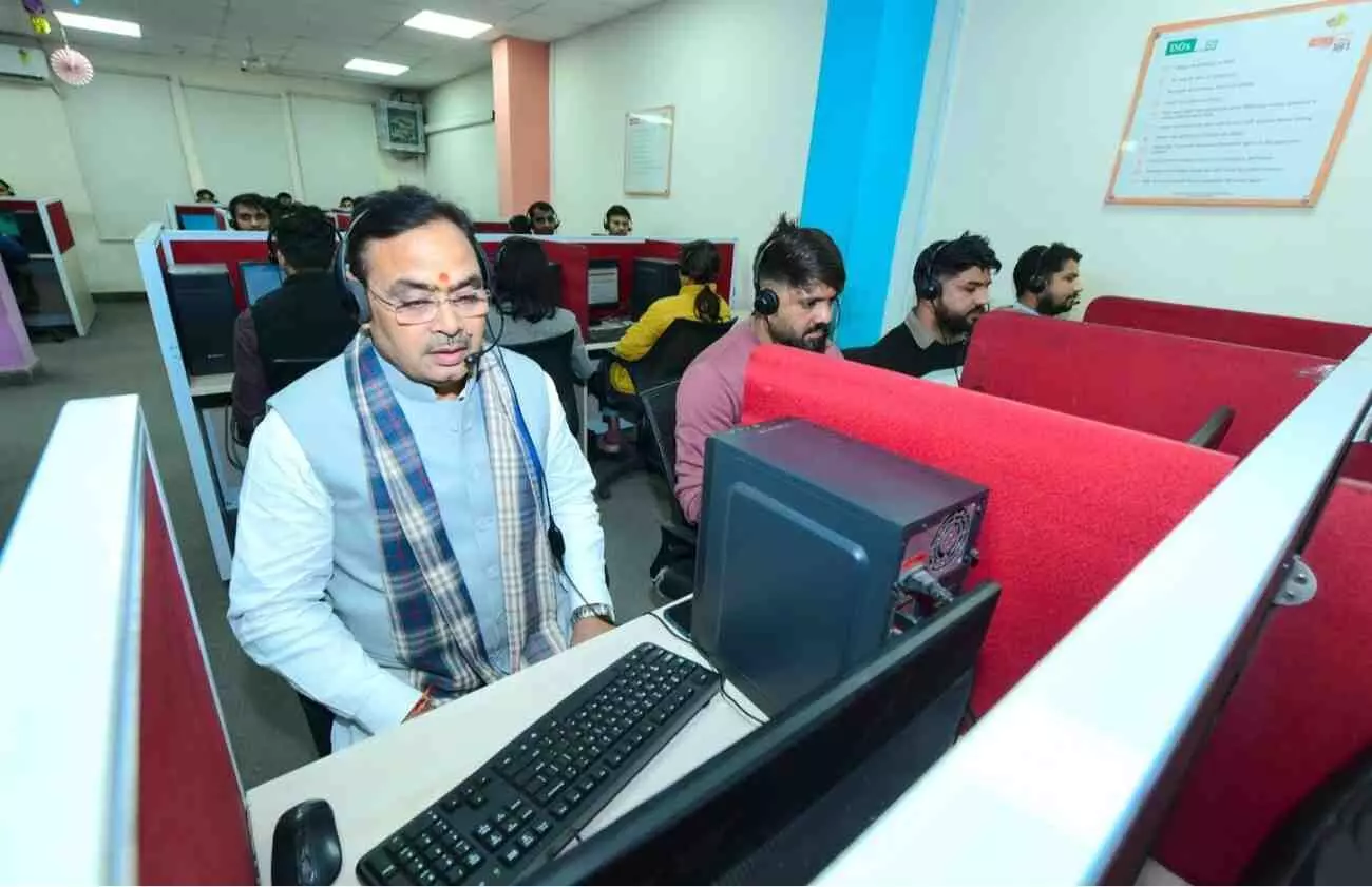 मुख्यमंत्री भजनलाल शर्मा डूंगरपुर के परिवादी से संपर्क पोर्टल प्रकरण पर संवाद करते हुए।