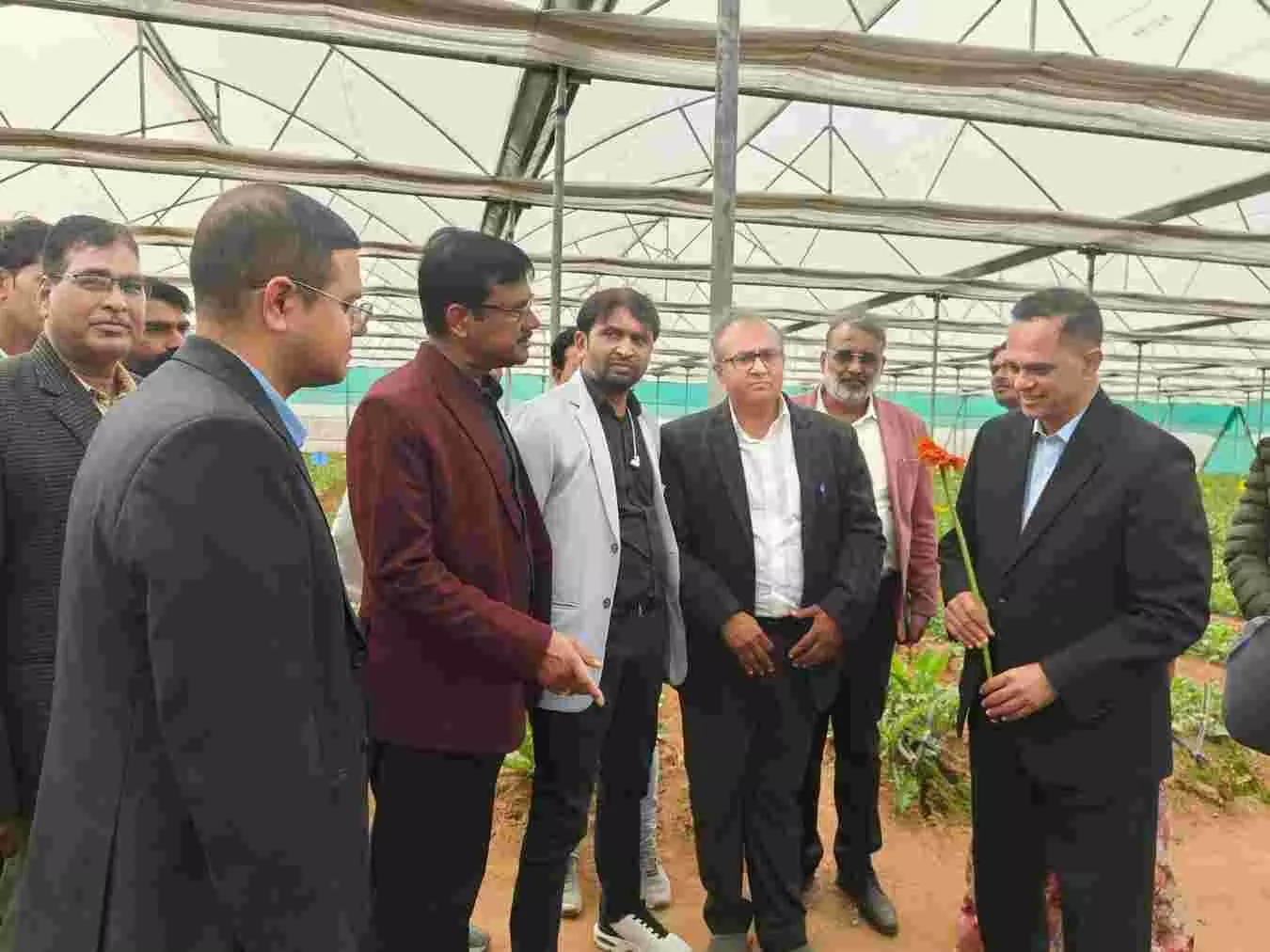 मुख्य सचिव वी श्रीनिवास दौसा के श्यामपुरा कलां में ग्राम उत्थान शिविर के दौरान किसानों को चेक प्रदान करते हुए। मुख्य सचिव वी श्रीनिवास दौसा के श्यामपुरा कलां में ग्राम उत्थान शिविर के दौरान किसानों को चेक प्रदान करते हुए।
