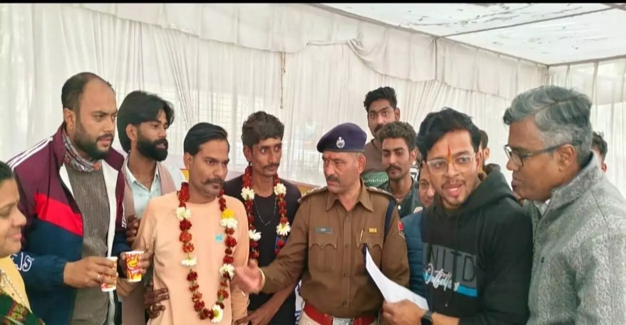 आमेट के सरकारी अस्पताल में अव्यवस्थाओं के विरोध में अनशन कर रहे युवाओं का भूख हड़ताल समाप्त करवाते अधिकारी आमेट के सरकारी अस्पताल में अव्यवस्थाओं के विरोध में अनशन कर रहे युवाओं का भूख हड़ताल समाप्त करवाते अधिकारी