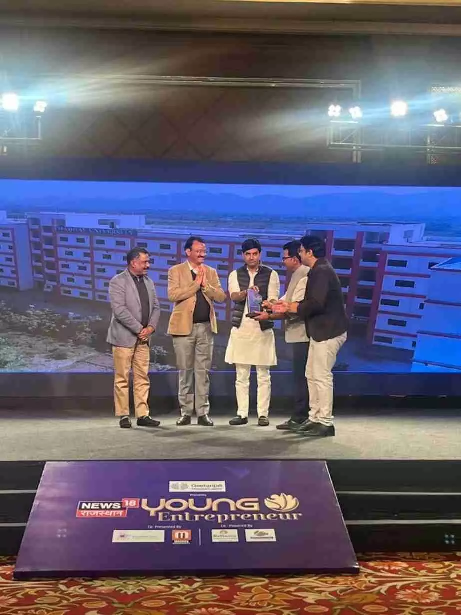 जयपुर में उपमुख्यमंत्री प्रेमचंद बैरवा माधव विश्वविद्यालय के चेयरमैन को यंग एंटरप्रेन्योर सम्मान देते हुए। जयपुर में उपमुख्यमंत्री प्रेमचंद बैरवा माधव विश्वविद्यालय के चेयरमैन को यंग एंटरप्रेन्योर सम्मान देते हुए।
