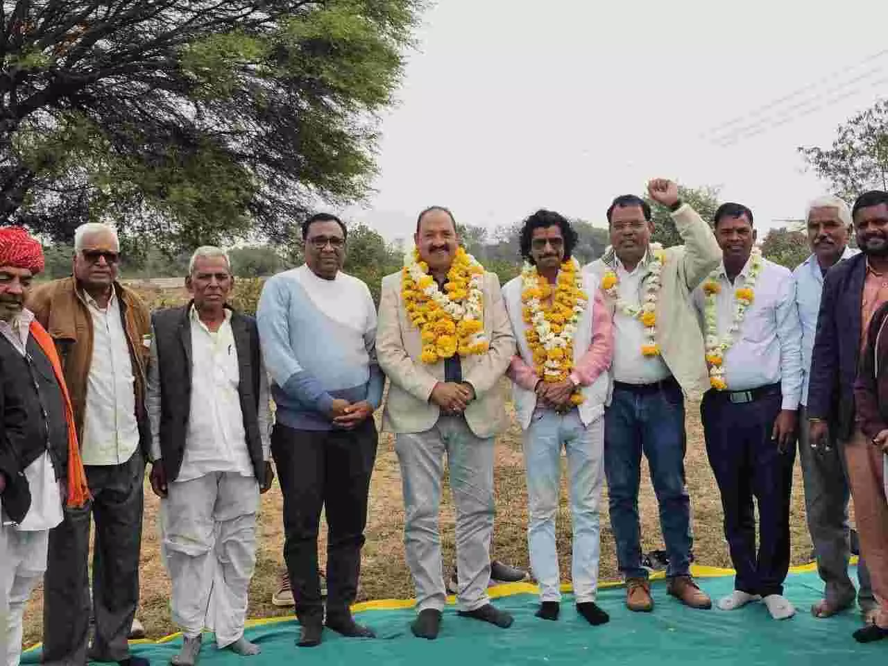 विजयनगर कुमावत छात्रावास में बैठक के दौरान मंचासीन अतिथि और समाज के प्रबुद्ध नागरिक। विजयनगर कुमावत छात्रावास में बैठक के दौरान मंचासीन अतिथि और समाज के प्रबुद्ध नागरिक।