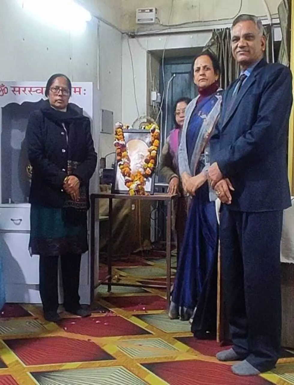 भरतपुर के एमएसजे कॉलेज में प्राचार्या और शिक्षक महात्मा गांधी की प्रतिमा पर माल्यार्पण कर शहीद दिवस मनाते हुए।