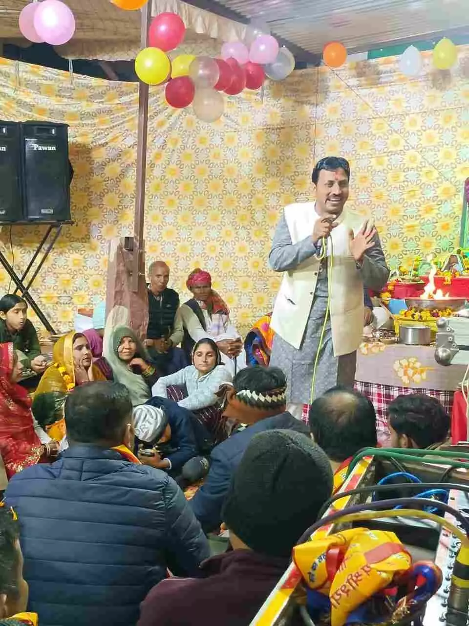 मूडिया साद के जागरण में श्री श्याम बाबा के दरबार के सामने बैठे श्रद्धालु और भजन गाते कलाकार।