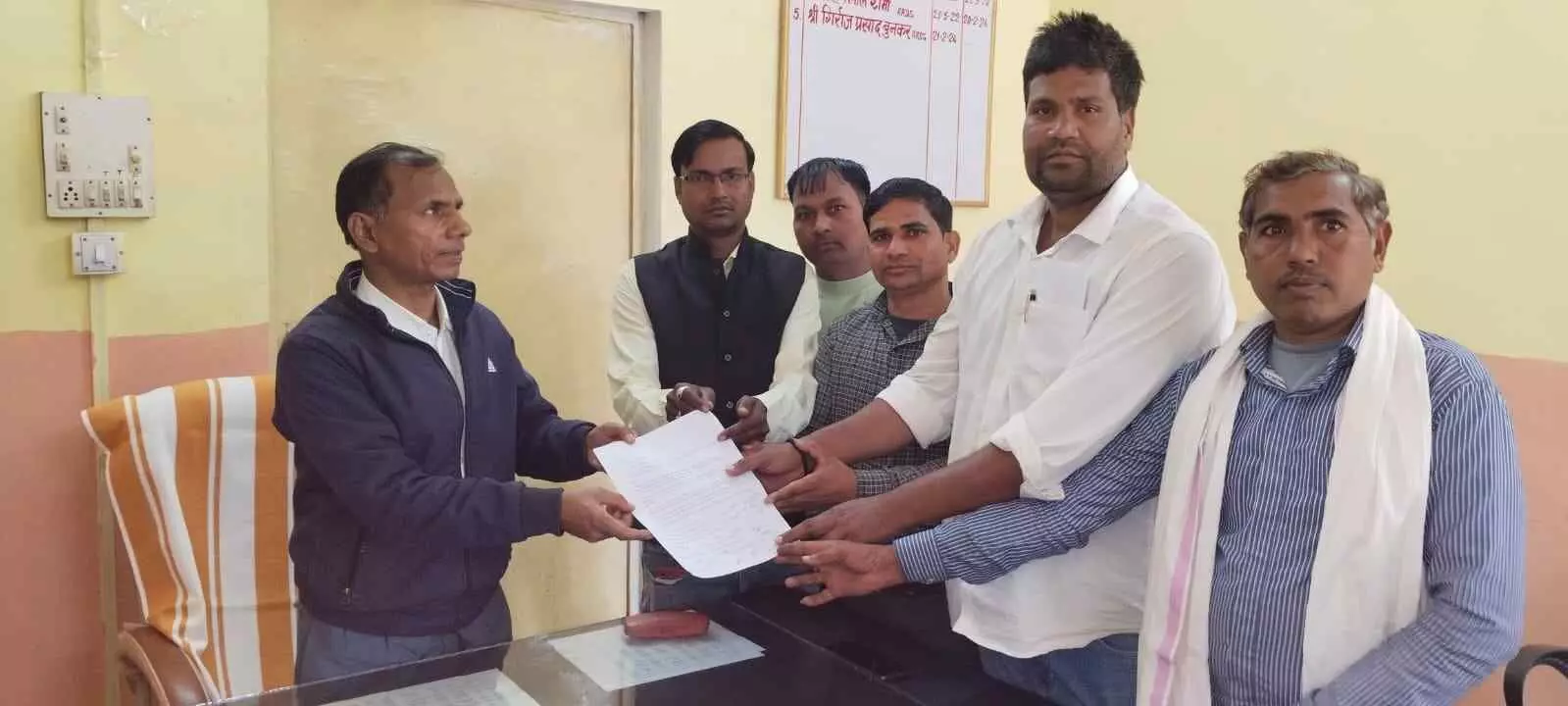 गढीसाद गांव के ग्रामीण भुसावर उपखण्ड कार्यालय में अधिकारियों को सड़क निर्माण हेतु ज्ञापन सौंपते हुए
