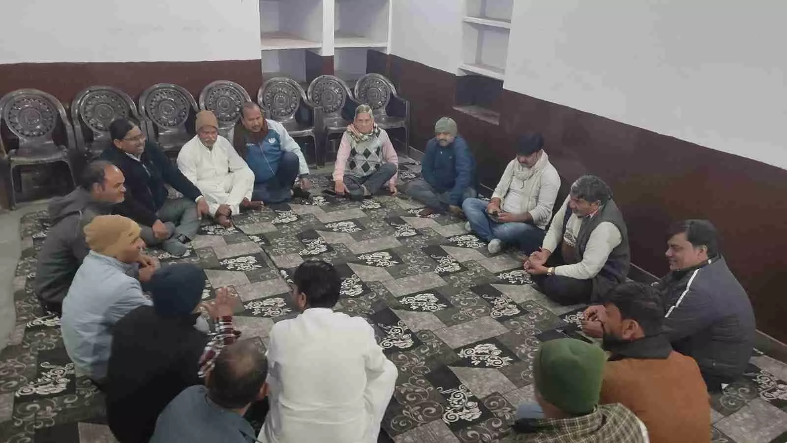 भुसावर की सेठ गुजरमल धर्मशाला में यूजीसी कानून के विरोध में बैठक करते सवर्ण समाज के प्रतिनिधि।