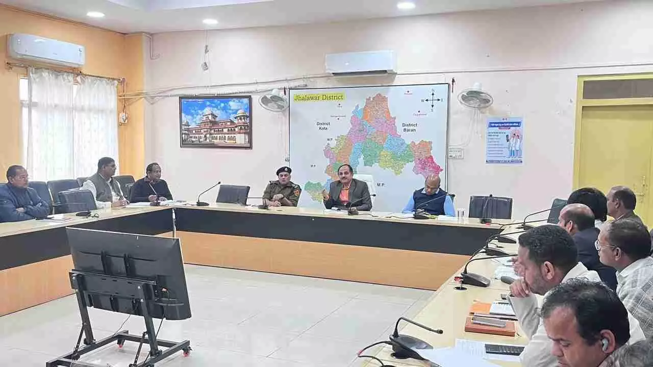 मिनी सचिवालय झालावाड़ के सभागार में सड़क सुरक्षा समिति की बैठक लेते जिला कलेक्टर अजय सिंह राठौड़।