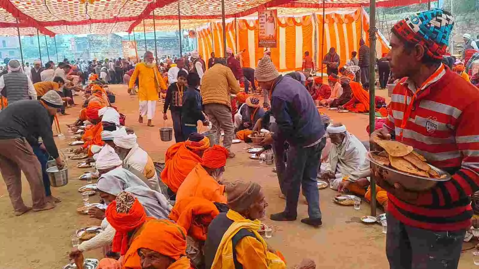 बयाना की नई सब्जी मंडी में आयोजित भंडारे में प्रसादी ग्रहण करते श्रद्धालुओं की भीड़। बयाना की नई सब्जी मंडी में आयोजित भंडारे में प्रसादी ग्रहण करते श्रद्धालुओं की भीड़।
