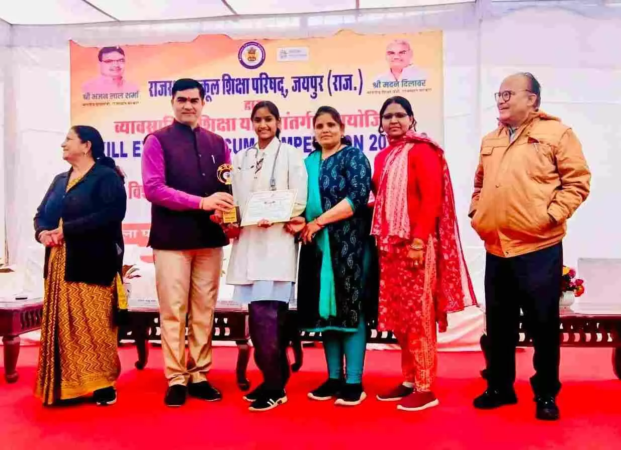 राज्य स्तरीय स्किल एग्जीबिशन प्रतियोगिता जयपुर में अपना मॉडल प्रस्तुत करती छात्रा डिंपल माथुर।