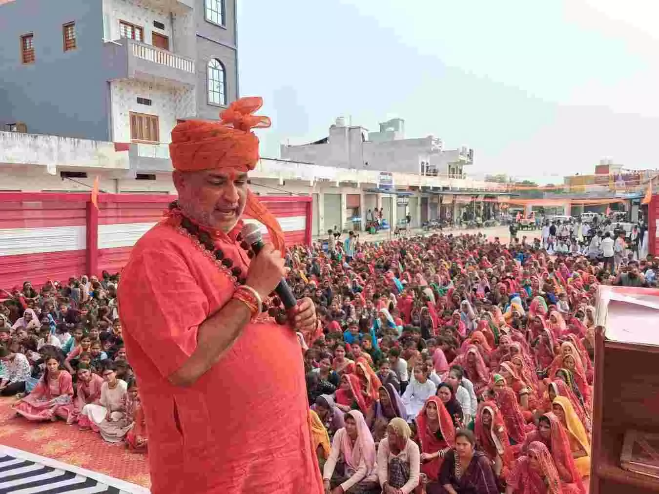 लसाडिया के नया मार्केट में विराट हिन्दू सम्मलेन के दौरान जनसभा को संबोधित करते वक्ता और उपस्थित श्रद्धालु।