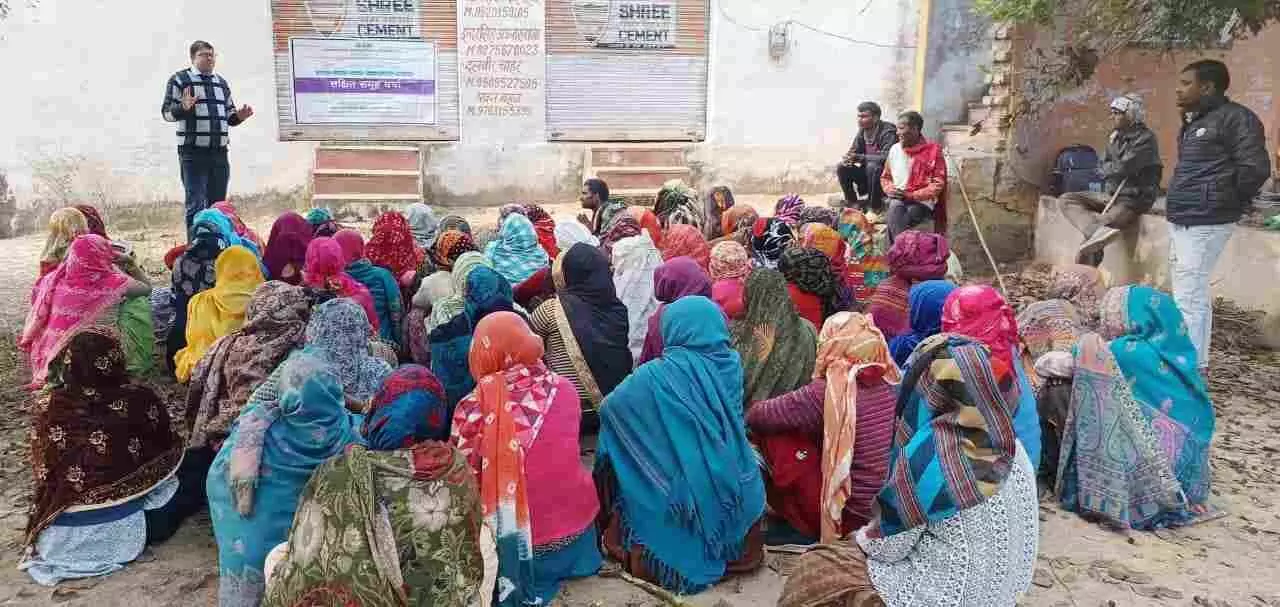 डीग में स्वच्छता जागरूकता कार्यक्रम के दौरान उपस्थित श्रमिक महिलाएं और आरयूआईडीपी अधिकारी डीग में स्वच्छता जागरूकता कार्यक्रम के दौरान उपस्थित श्रमिक महिलाएं और आरयूआईडीपी अधिकारी