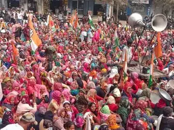 डूंगरपुर कलेक्ट्री के बाहर हाथों में गैती और फावड़ा लेकर केंद्र सरकार के खिलाफ प्रदर्शन करते कांग्रेस कार्यकर्ता। डूंगरपुर कलेक्ट्री के बाहर हाथों में गैती और फावड़ा लेकर केंद्र सरकार के खिलाफ प्रदर्शन करते कांग्रेस कार्यकर्ता।