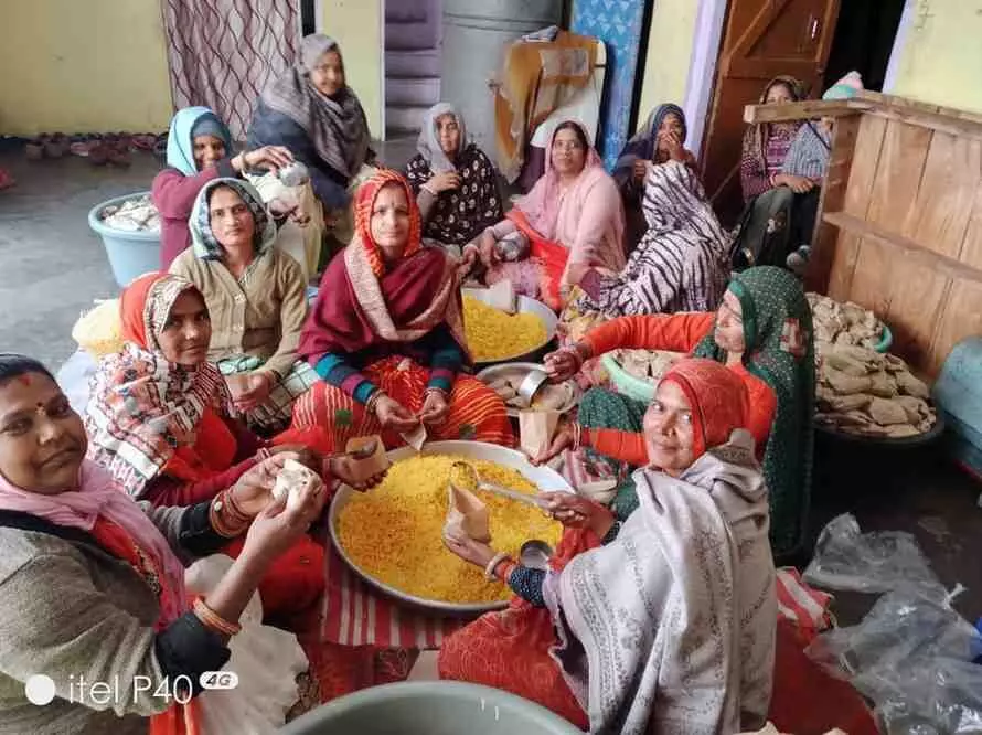 भुसावर में विराट हिन्दू सम्मेलन के उपलक्ष्य में कलश यात्रा की तैयारी करतीं महिलाएं। भुसावर में विराट हिन्दू सम्मेलन के उपलक्ष्य में कलश यात्रा की तैयारी करतीं महिलाएं।