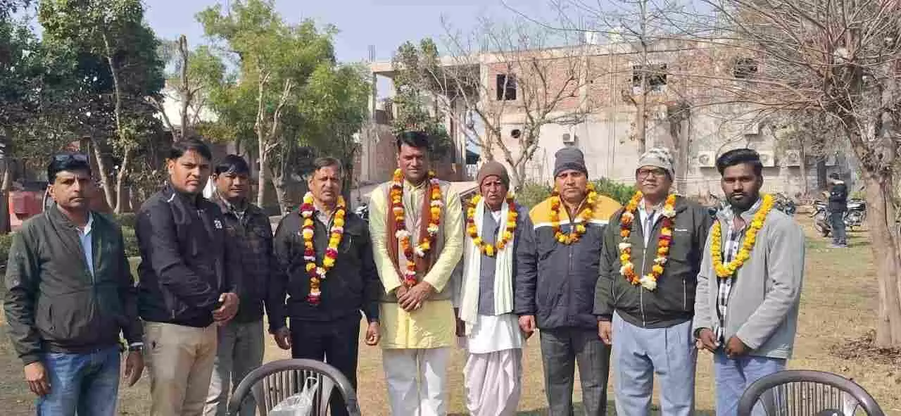 भरतपुर के सेवर में निवर्तमान पार्षद नीरज चौधरी द्वारा सात बीएलओ को माला पहनाकर सम्मानित करने का दृश्य। भरतपुर के सेवर में निवर्तमान पार्षद नीरज चौधरी द्वारा सात बीएलओ को माला पहनाकर सम्मानित करने का दृश्य।