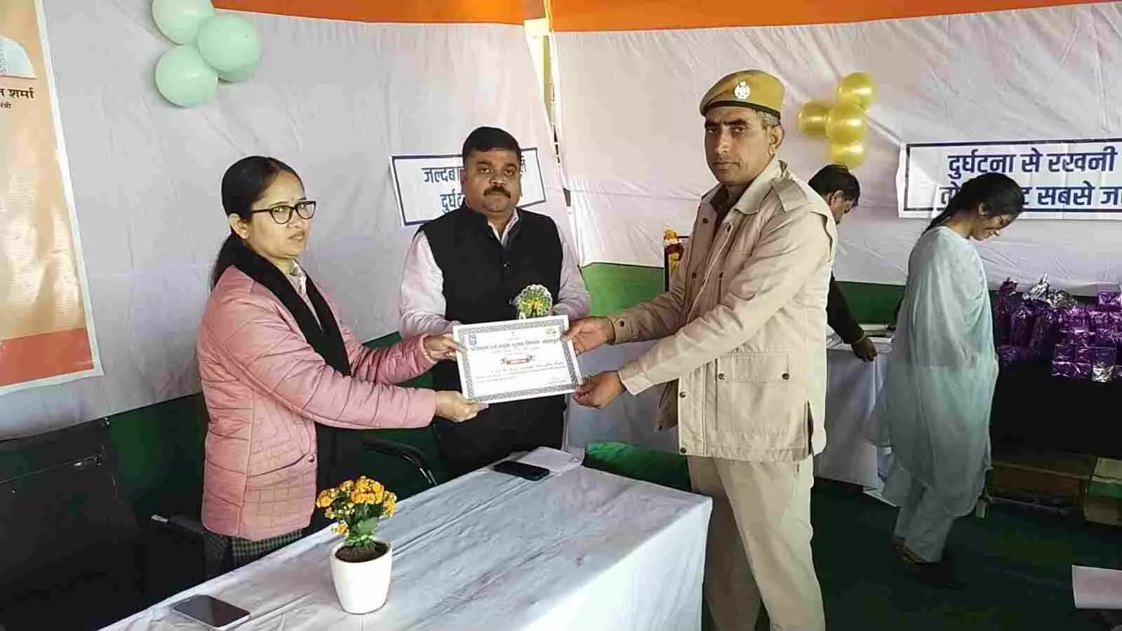भरतपुर परिवहन कार्यालय में राष्ट्रीय सड़क सुरक्षा माह के समापन पर मंच पर उपस्थित विभागीय अधिकारी और सम्मानित अतिथि। भरतपुर परिवहन कार्यालय में राष्ट्रीय सड़क सुरक्षा माह के समापन पर मंच पर उपस्थित विभागीय अधिकारी और सम्मानित अतिथि।