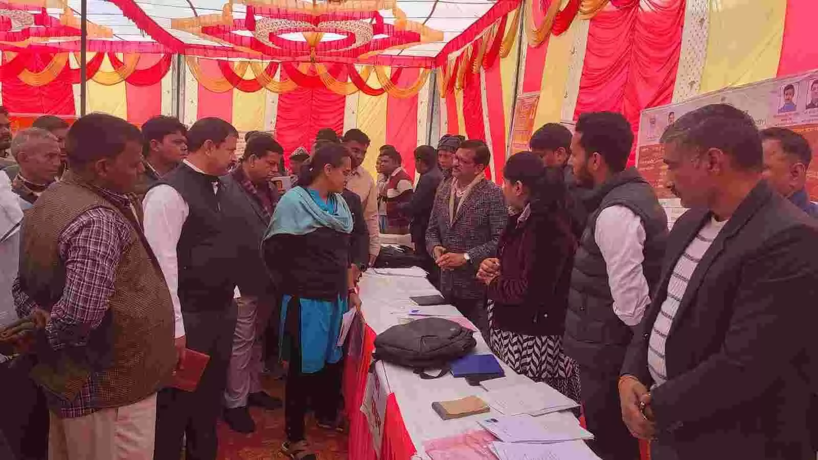 ग्राम उत्थान शिविर में अधिकारियों के साथ चर्चा और स्टालों का निरीक्षण करतीं जिला प्रभारी सचिव आनंदी। ग्राम उत्थान शिविर में अधिकारियों के साथ चर्चा और स्टालों का निरीक्षण करतीं जिला प्रभारी सचिव आनंदी।
