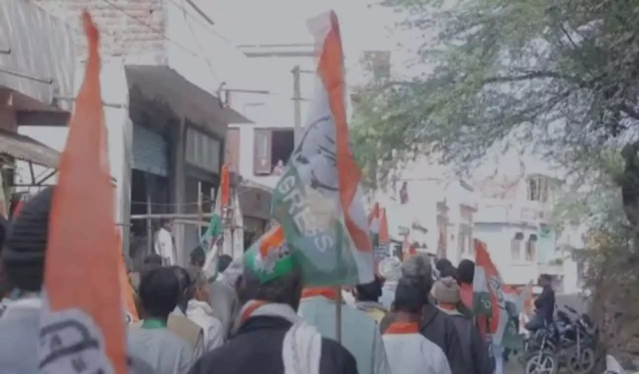 झाड़ोल में मनरेगा बचाओ जनजागरण अभियान के तहत पैदल रैली निकालते कांग्रेस कार्यकर्ता और पंचायत प्रतिनिधि। झाड़ोल में मनरेगा बचाओ जनजागरण अभियान के तहत पैदल रैली निकालते कांग्रेस कार्यकर्ता और पंचायत प्रतिनिधि।