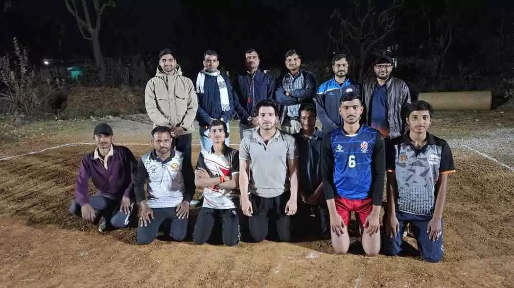 मैदान पर वॉलीबॉल प्रतियोगिता के उद्घाटन के दौरान खिलाड़ियों और वरिष्ठजनों की समूह फोटो। मैदान पर वॉलीबॉल प्रतियोगिता के उद्घाटन के दौरान खिलाड़ियों और वरिष्ठजनों की समूह फोटो।