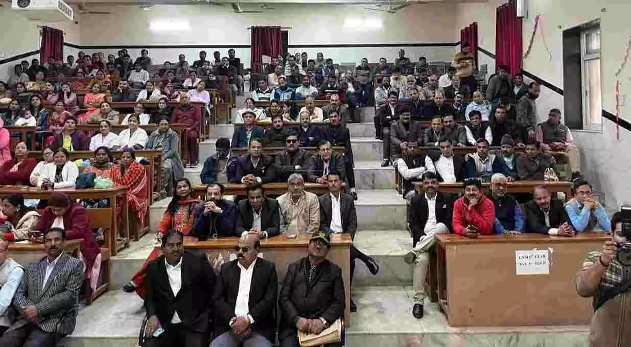 उदयपुर के एमबी अस्पताल में नर्सिंग अधिकारियों का सम्मान समारोह आयोजित करती राजस्थान नर्सेज एसोसिएशन की टीम। उदयपुर के एमबी अस्पताल में नर्सिंग अधिकारियों का सम्मान समारोह आयोजित करती राजस्थान नर्सेज एसोसिएशन की टीम।