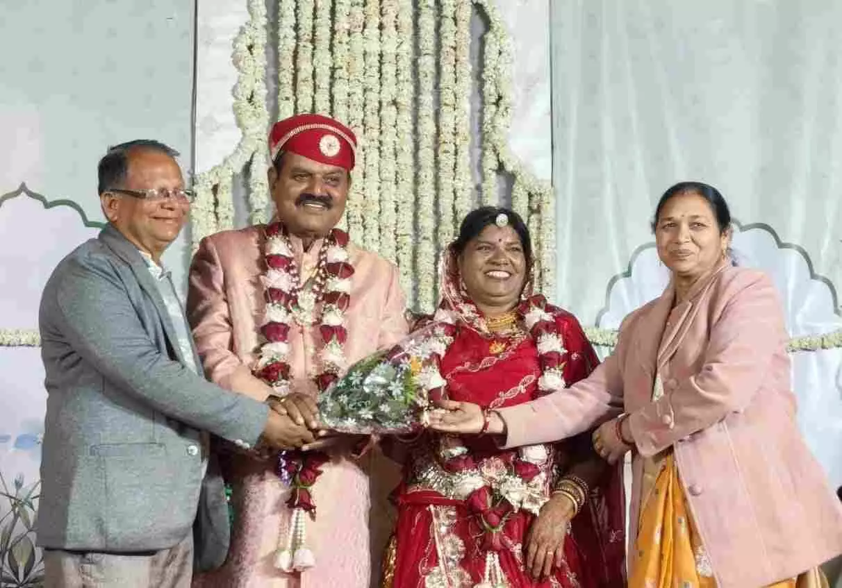 उदयपुर में आयोजित कार्यक्रम के दौरान नरेश पूर्बिया समाज सेवी दिनेश माली को सम्मान पत्र भेंट करते हुए। उदयपुर में आयोजित कार्यक्रम के दौरान नरेश पूर्बिया समाज सेवी दिनेश माली को सम्मान पत्र भेंट करते हुए।