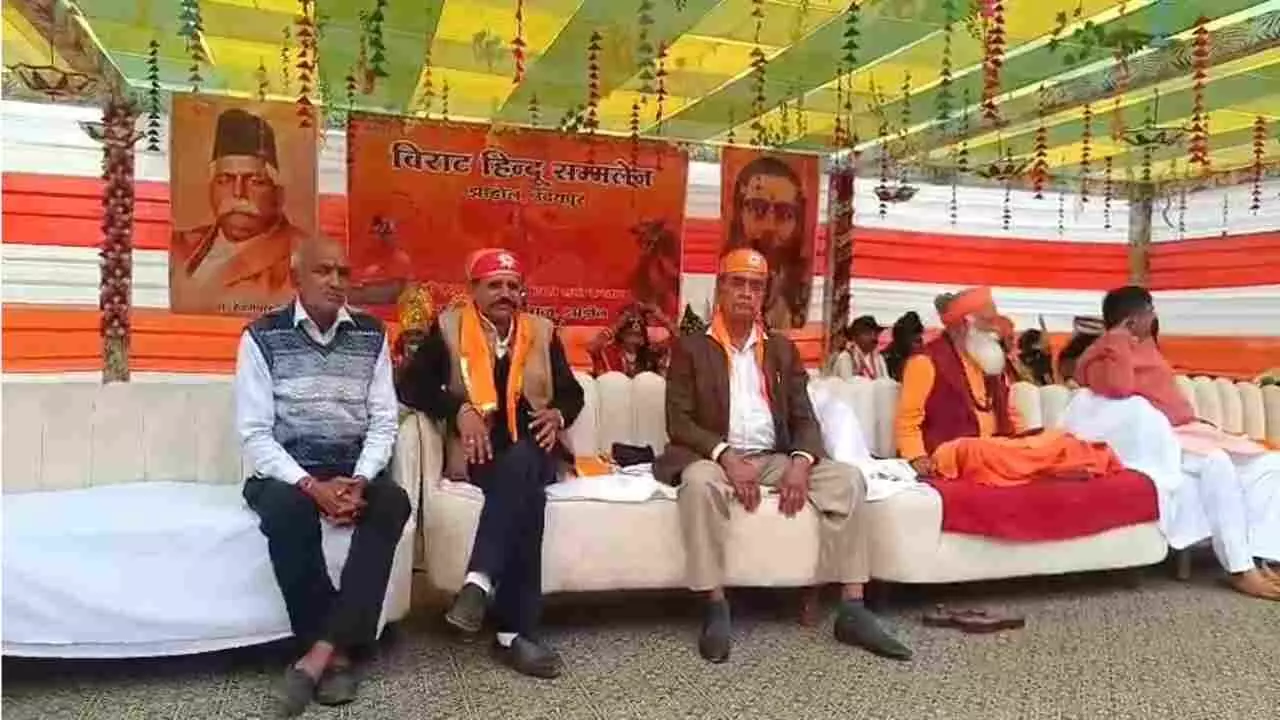 झाड़ोल के मुख्य मार्ग पर कलश यात्रा निकालती महिलाएं और विराट हिंदू सम्मेलन झाड़ोल के मुख्य मार्ग पर कलश यात्रा निकालती महिलाएं और विराट हिंदू सम्मेलन