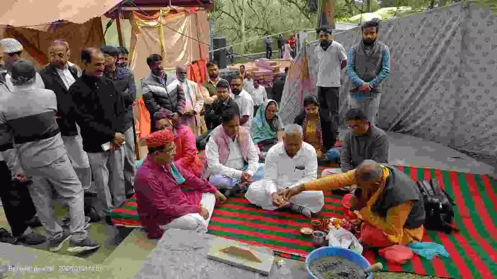 माउंट आबू में विधायक समाराम गरासिया द्वारा विभिन्न मंदिरों के विकास कार्यों के लिए शिलान्यास किया जा रहा है। माउंट आबू में विधायक समाराम गरासिया द्वारा विभिन्न मंदिरों के विकास कार्यों के लिए शिलान्यास किया जा रहा है।