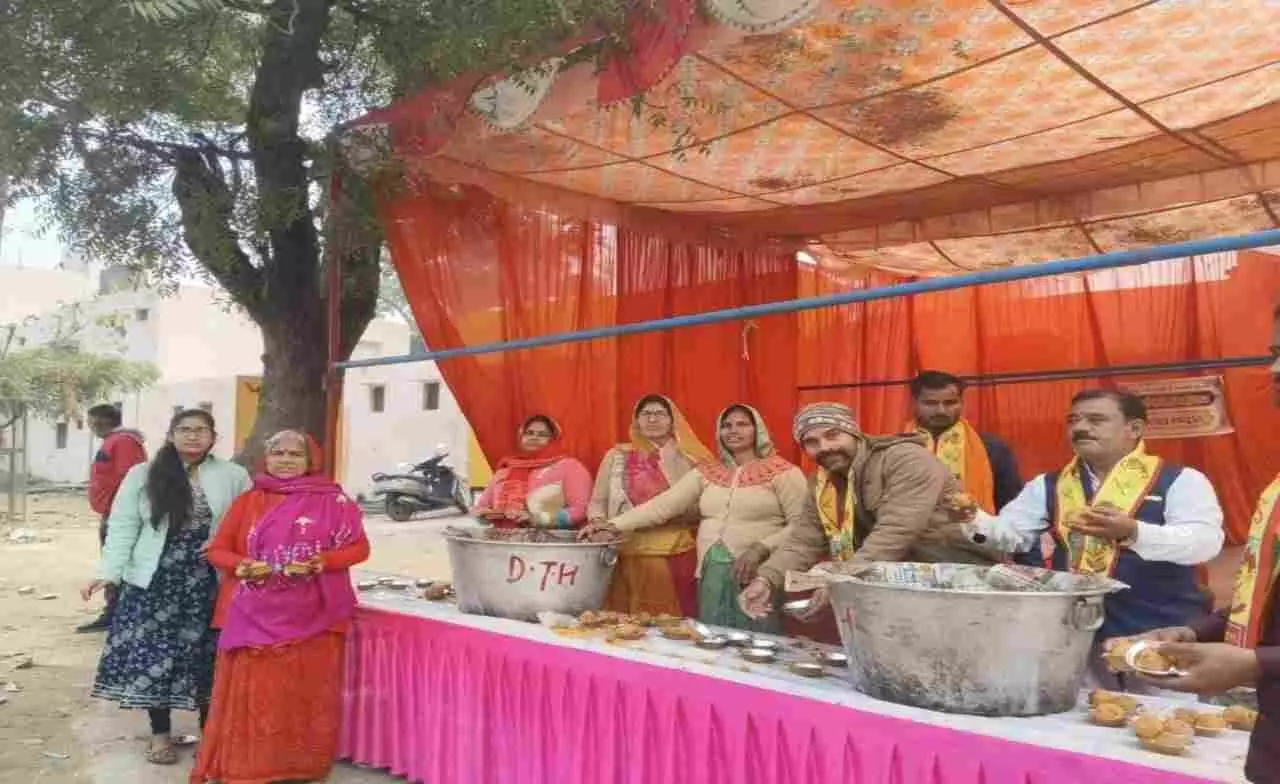 गोवर्धन परिक्रमा मार्ग स्थित संत निवास आश्रम में श्रद्धालुओं को भोजन प्रसाद वितरित करते सेवा समिति के सदस्य। गोवर्धन परिक्रमा मार्ग स्थित संत निवास आश्रम में श्रद्धालुओं को भोजन प्रसाद वितरित करते सेवा समिति के सदस्य।