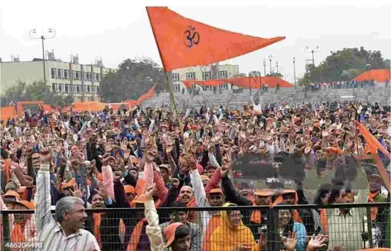 बारां नगर के दशहरा मैदान में हिंदू सम्मेलन के पोस्टर और आयोजन की तैयारियों में जुटे कार्यकर्ता। बारां नगर के दशहरा मैदान में हिंदू सम्मेलन के पोस्टर और आयोजन की तैयारियों में जुटे कार्यकर्ता।