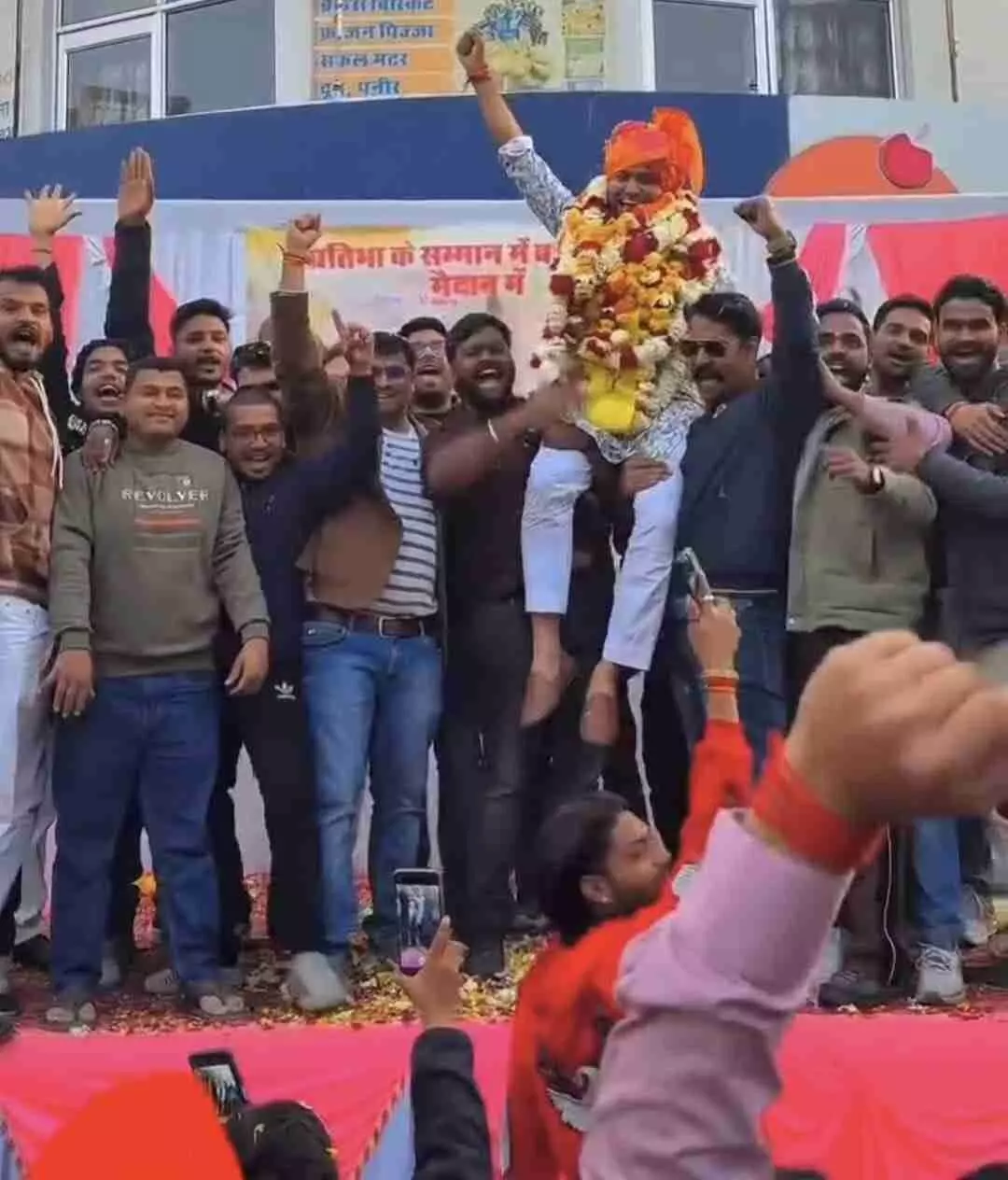 बारां के प्रताप चौक पर धावक मोहित सिंह हाडा का नागरिक अभिनंदन और सम्मान समारोह आयोजित किया गया। बारां के प्रताप चौक पर धावक मोहित सिंह हाडा का नागरिक अभिनंदन और सम्मान समारोह आयोजित किया गया।