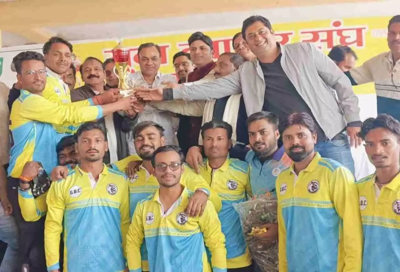 बारां धान मण्डी में क्रिकेट प्रतियोगिता समापन समारोह के दौरान मंचासीन अतिथि और विजेता टीम के खिलाड़ी। बारां धान मण्डी में क्रिकेट प्रतियोगिता समापन समारोह के दौरान मंचासीन अतिथि और विजेता टीम के खिलाड़ी।