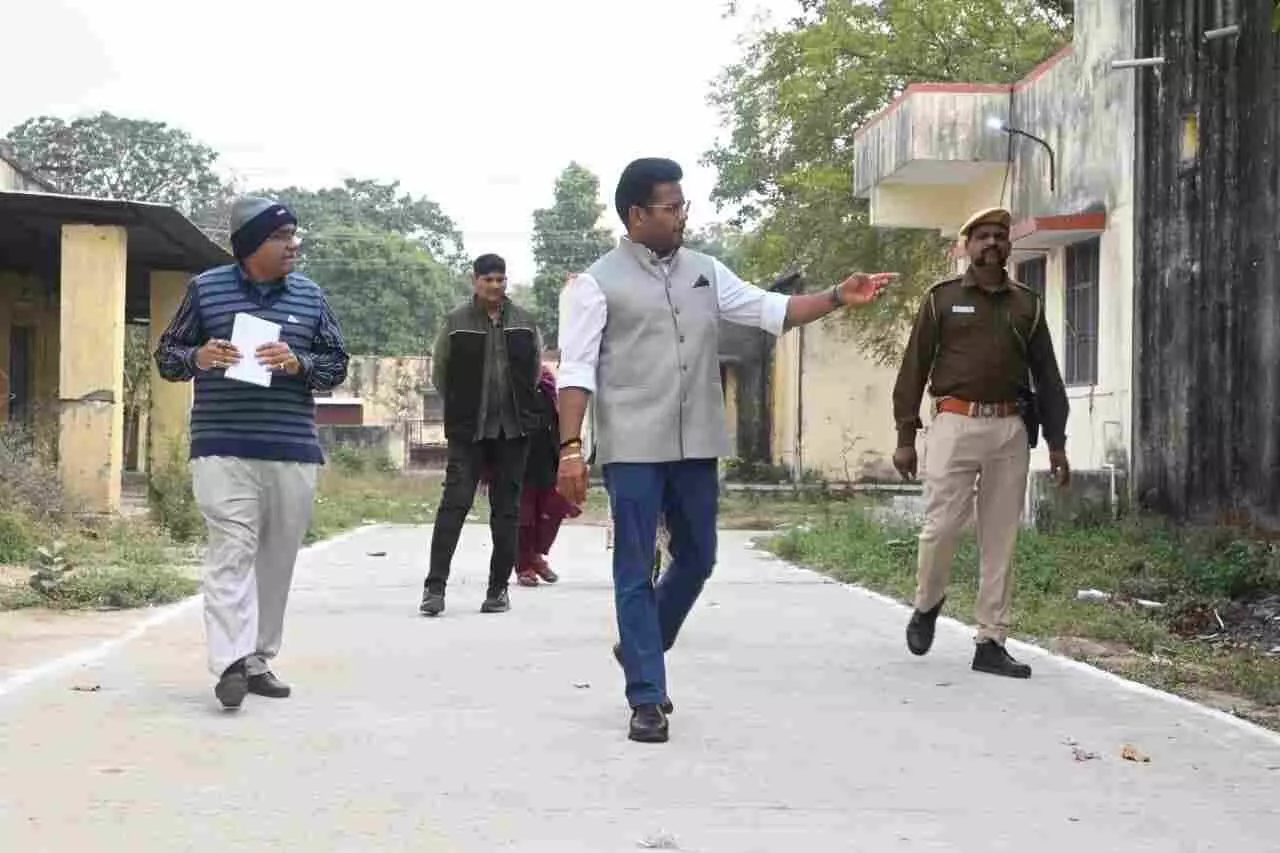 चित्तौड़गढ़ जिला कलक्टर आलोक रंजन जिला पशु चिकित्सालय परिसर में व्यवस्थाओं का निरीक्षण करते हुए। चित्तौड़गढ़ जिला कलक्टर आलोक रंजन जिला पशु चिकित्सालय परिसर में व्यवस्थाओं का निरीक्षण करते हुए।