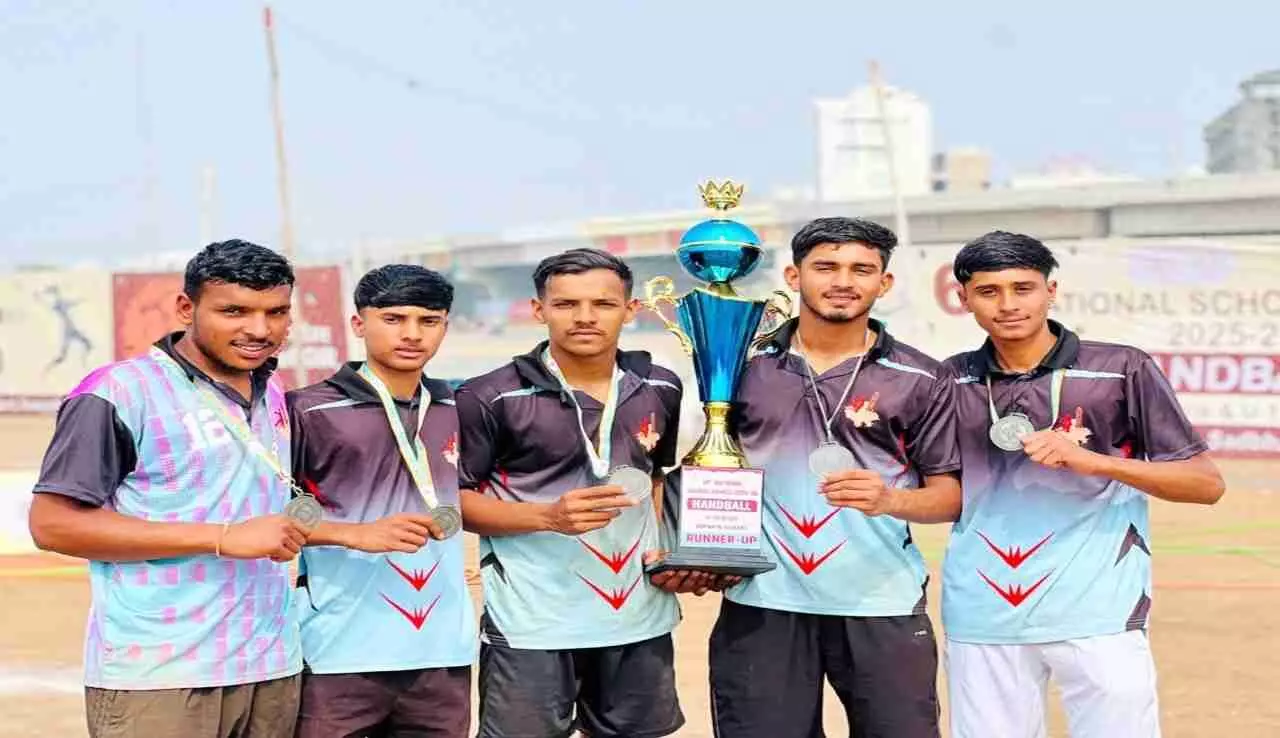 राष्ट्रीय हैंडबॉल प्रतियोगिता में रजत पदक जीतने वाली राजस्थान टीम के खिलाड़ी सोमनाथ में पदक के साथ। राष्ट्रीय हैंडबॉल प्रतियोगिता में रजत पदक जीतने वाली राजस्थान टीम के खिलाड़ी सोमनाथ में पदक के साथ।