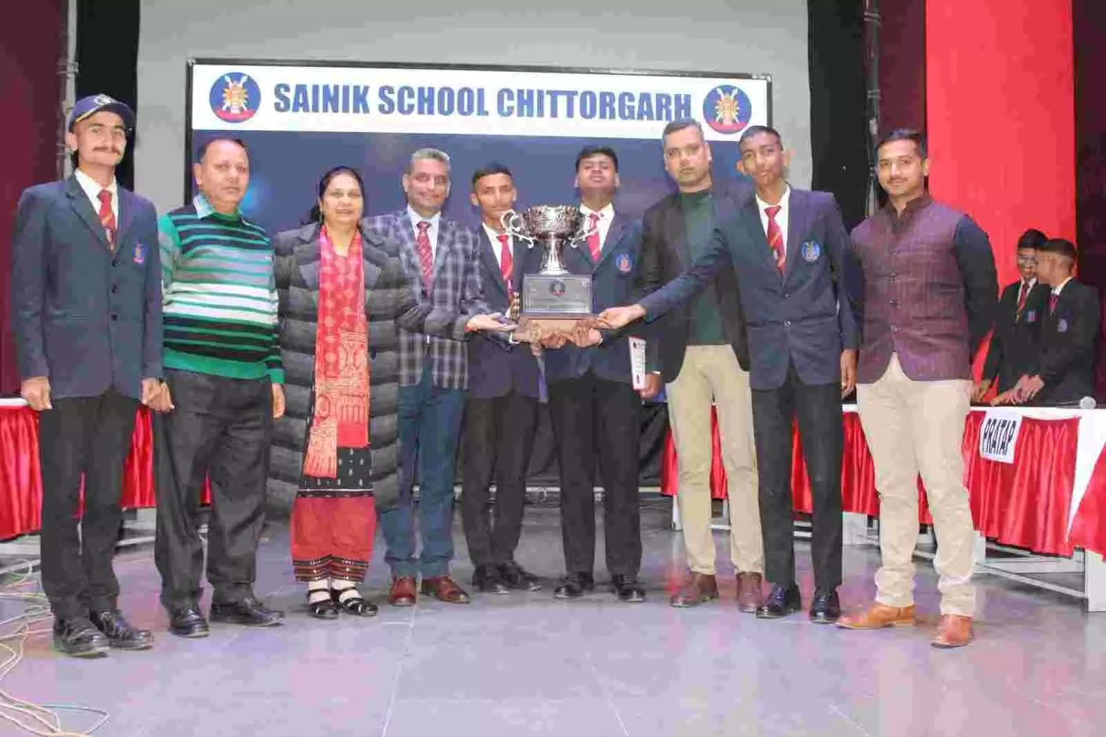 सैनिक स्कूल चित्तौड़गढ़ के सभागार में विजेता छात्र मुख्य अतिथि से ट्रॉफी प्राप्त करते हुए। सैनिक स्कूल चित्तौड़गढ़ के सभागार में विजेता छात्र मुख्य अतिथि से ट्रॉफी प्राप्त करते हुए।