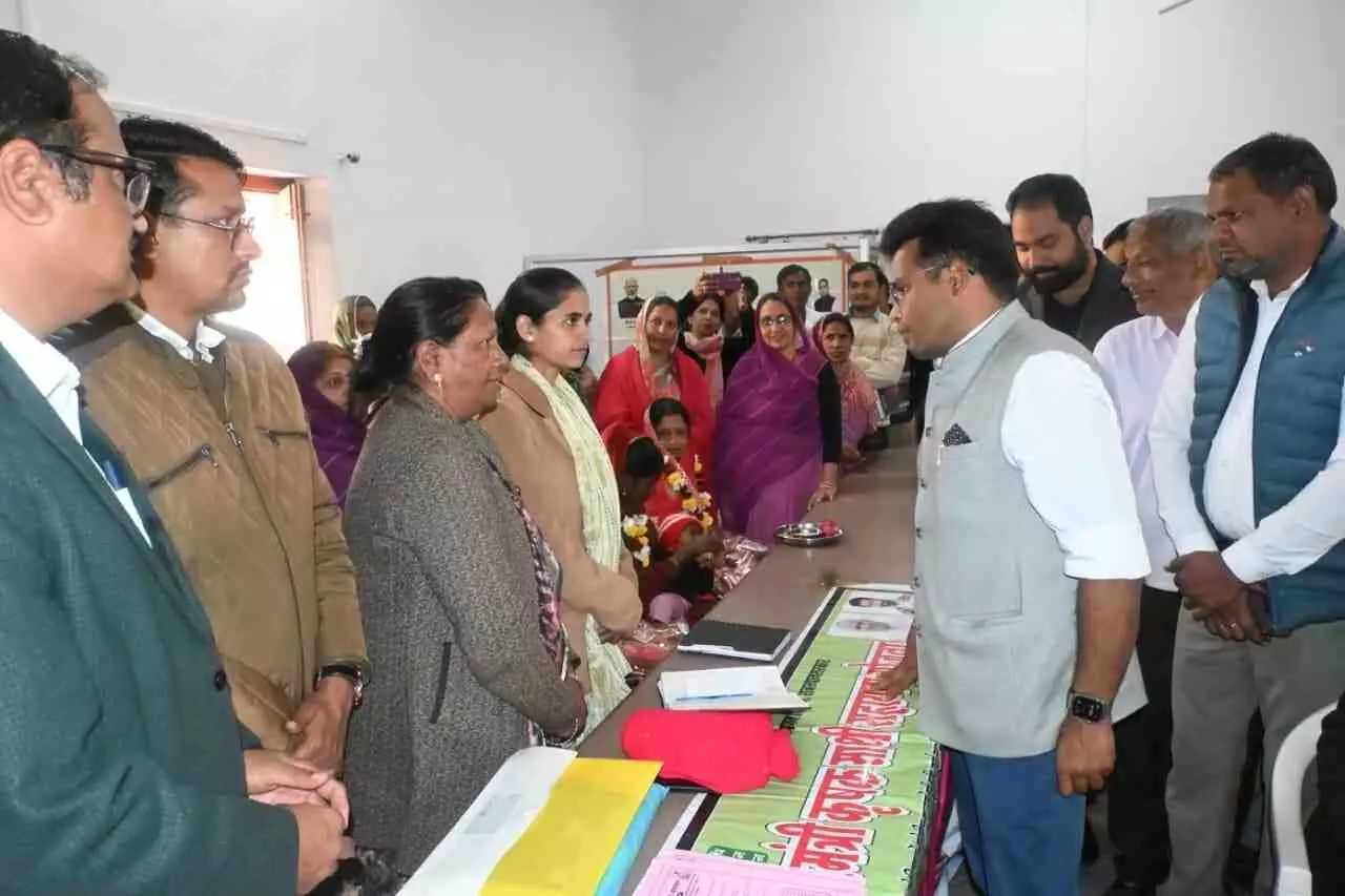 आकोला के ग्राम उत्थान शिविर में जिला कलक्टर आलोक रंजन ग्रामीणों और अधिकारियों के साथ चर्चा करते हुए। आकोला के ग्राम उत्थान शिविर में जिला कलक्टर आलोक रंजन ग्रामीणों और अधिकारियों के साथ चर्चा करते हुए।